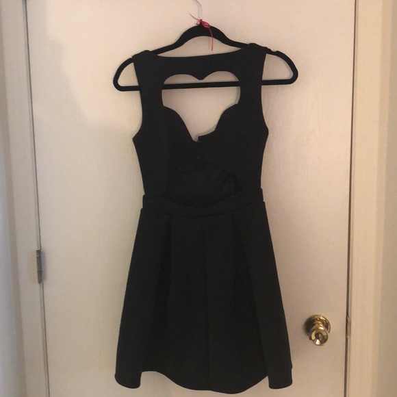 Short black dress with heart shaped cutout - Picture 3 of 4